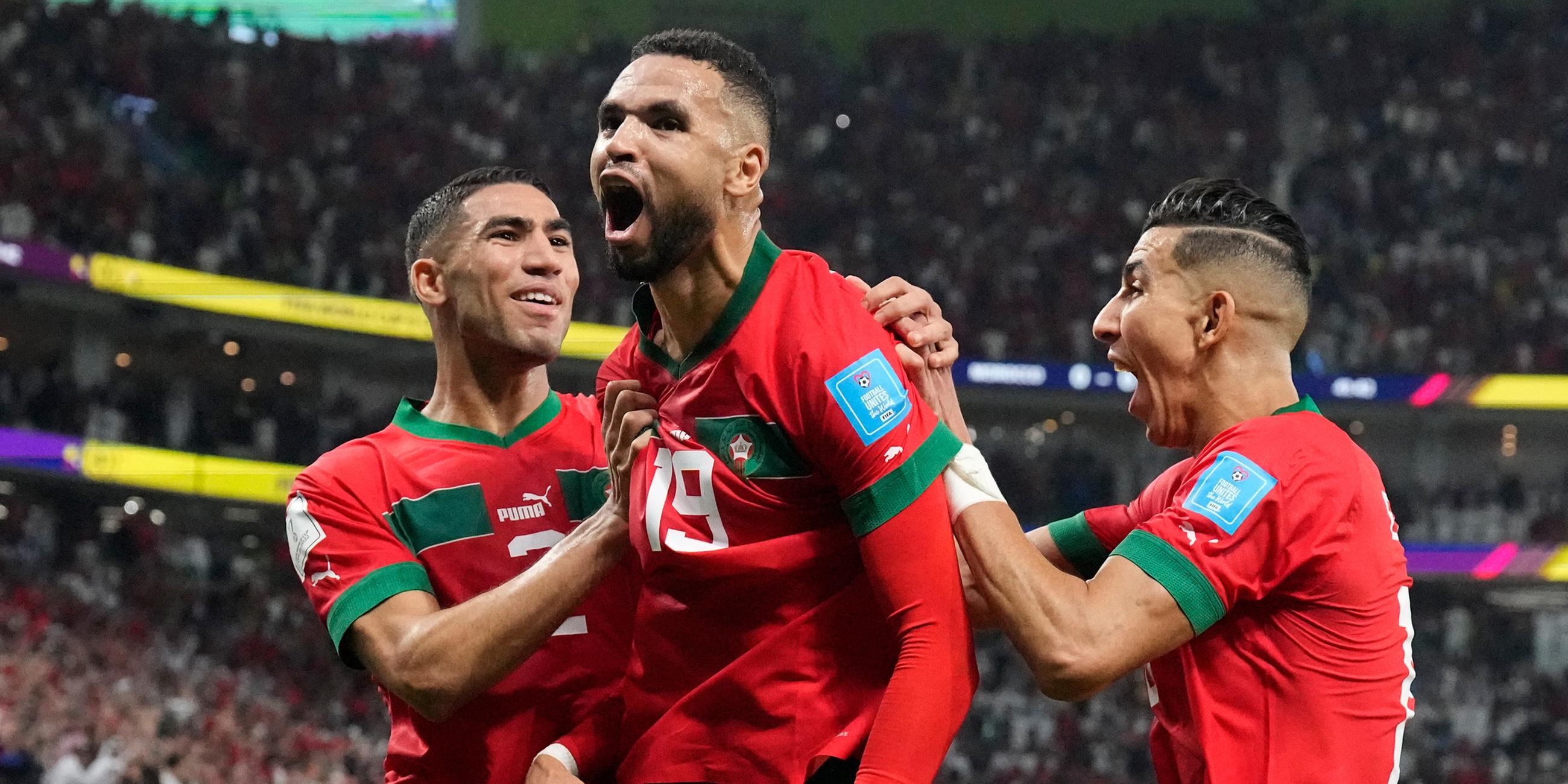 Marokkos Youssef En-Nesyri (mi.) jubelt nach seinem Führungstreffer zum 1:0 gegen Portugal. 