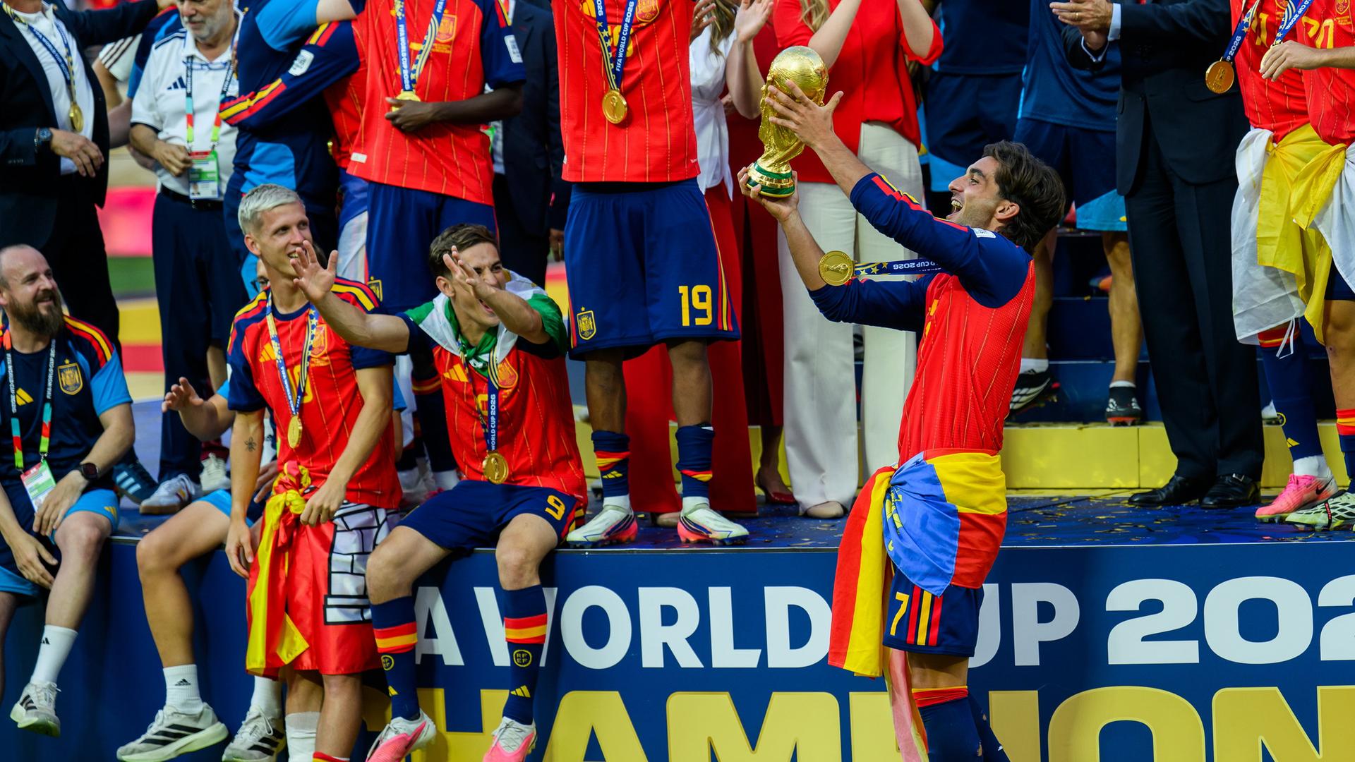 Weltmeister 2026, Spanien, Ferran Torres jubelt mit Pokal