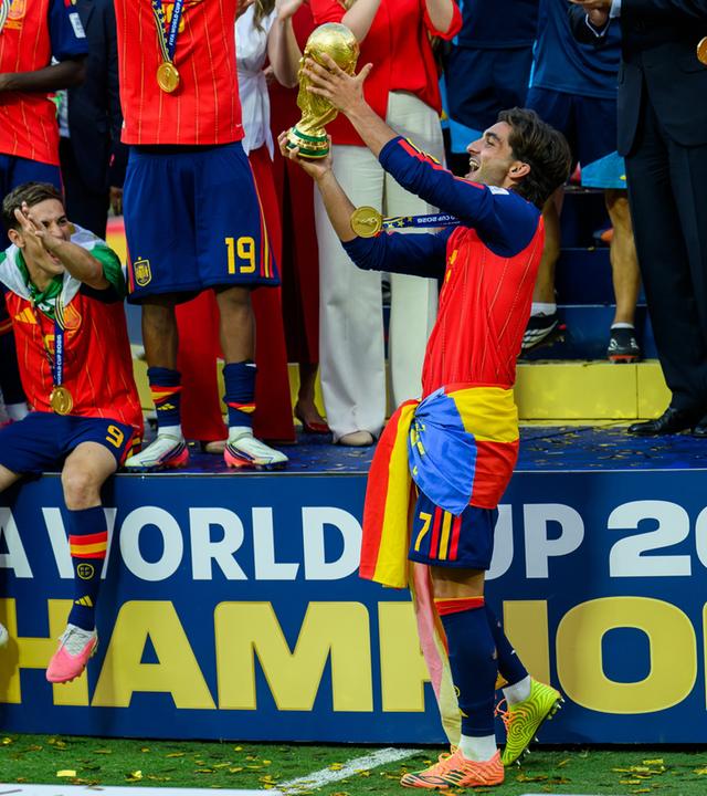 Weltmeister 2026, Spanien, Ferran Torres jubelt mit Pokal