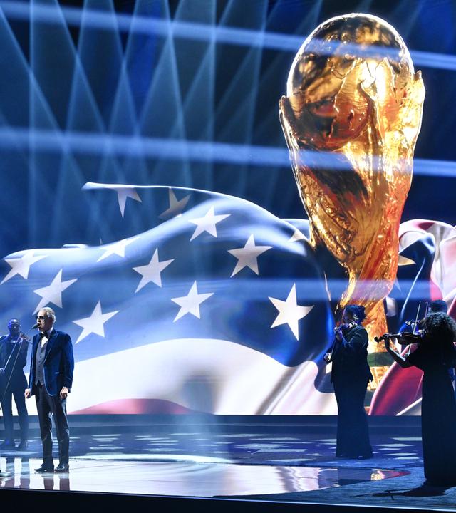 Andrea Bocelli tritt bei der Auslosung zur WM 2026 in Washington auf. 