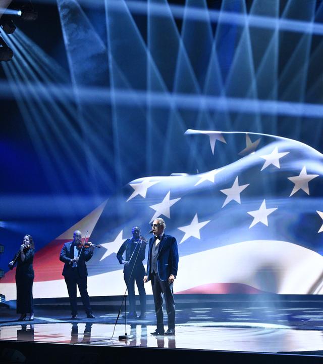 Andrea Bocelli tritt bei der Auslosung zur WM 2026 in Washington auf. 