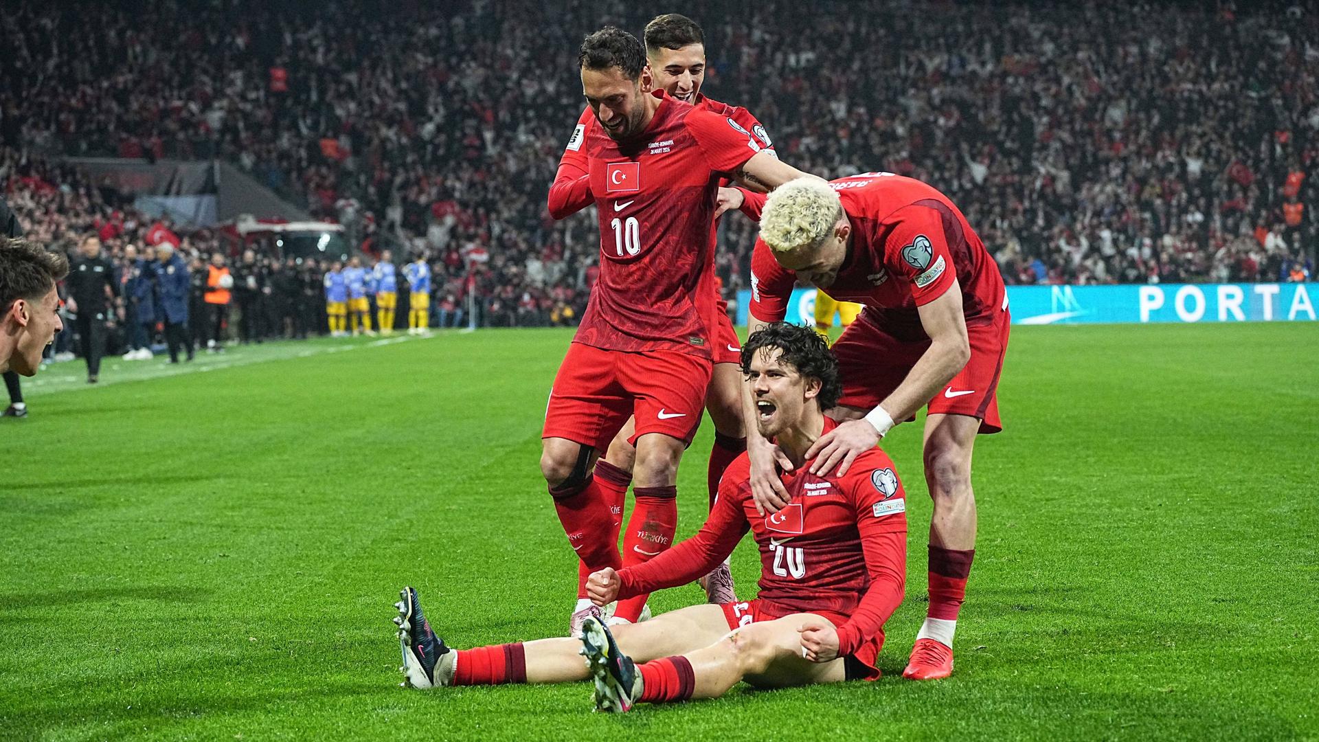 Ferdi Kadioglu mit anderen Mitspielern am 26.03.26