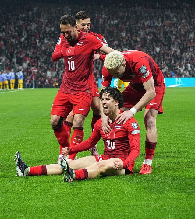 Ferdi Kadioglu mit anderen Mitspielern am 26.03.26