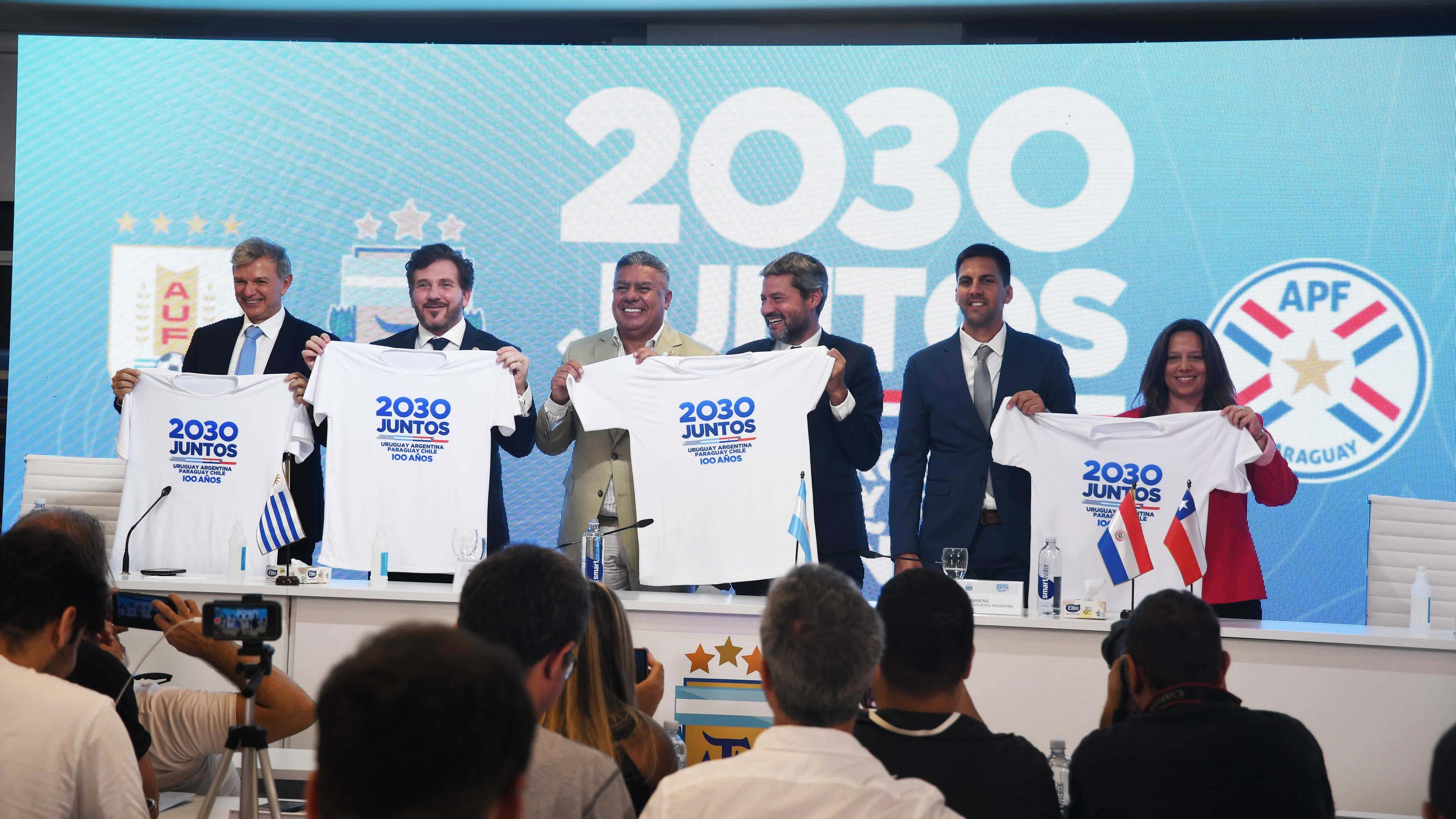 Vertreter von Uruguay, der FIFA, von Argentinien, Paraguay und Chile präsentieren die Bewerbung für die WM 2030