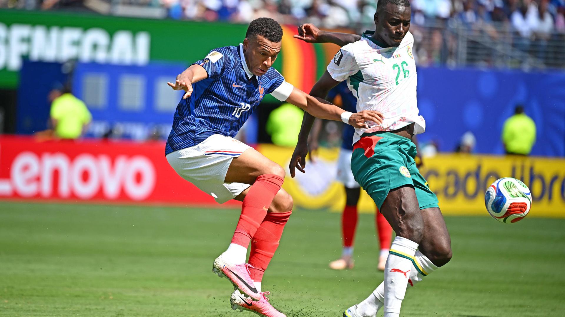 v.l. Kylian Mbappe, Pape Gueye (Senegal) am 16.06.2026 in East Rutherford.