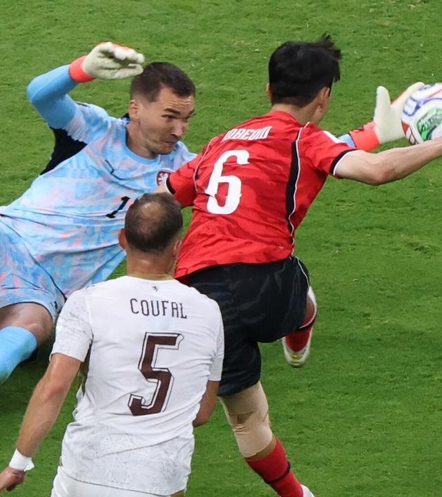 Südkoreas Hwang In-beom erzielt im WM-Gruppenspiel der Gruppe A gegen Tschechien im Estadio Guadalajara den Ausgleich in der zweiten Halbzeit.