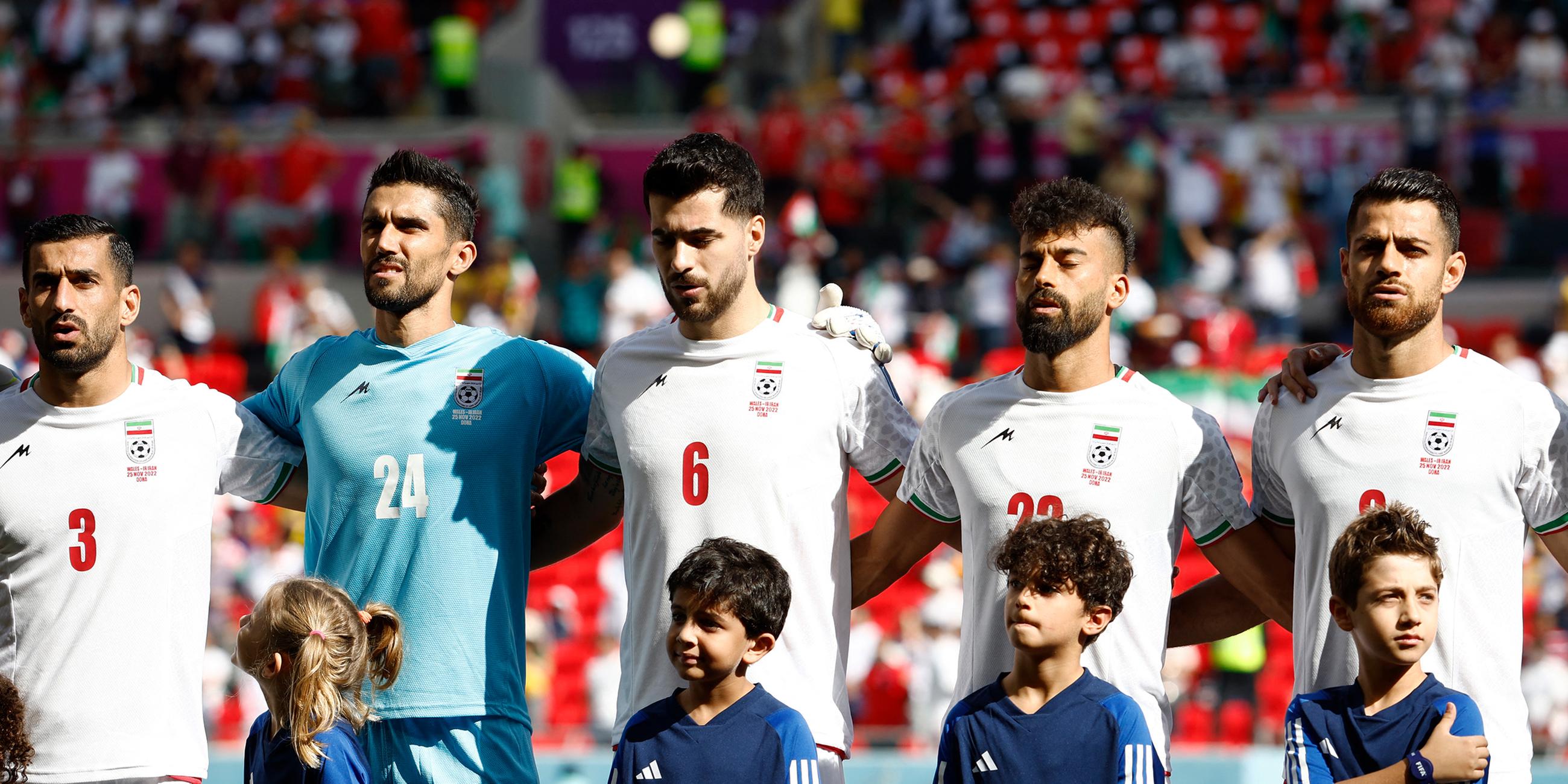 25.11.2022, Ar-Rayyan, Katar: Irans Fußballer sangen die Hymne wieder mit