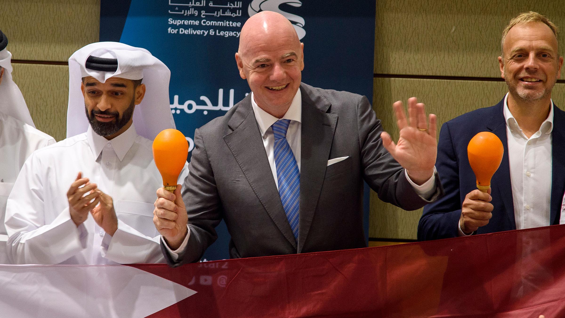 FIFA-Präsident Gianni Infantino (z.v.r.)) und der Generalsekretär des Obersten Komitees Hassan Al Thawadi (z.v.l.) posieren für ein Foto am 06.11.2022 in Doha, Katar.