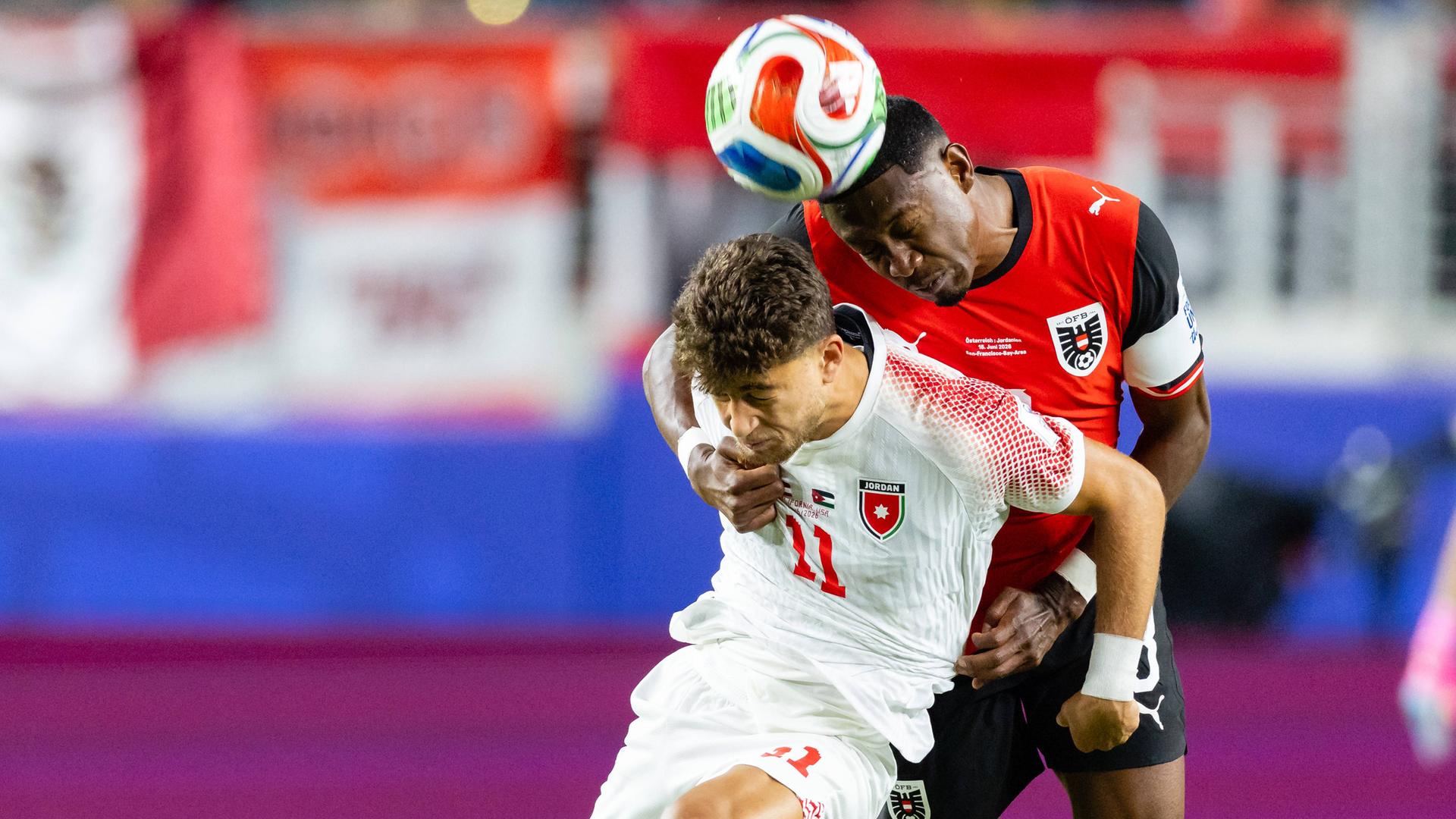 David Alaba (Österreich) ist im Kopfballduell mit Odeh al-Fakhouri (Jordanien).