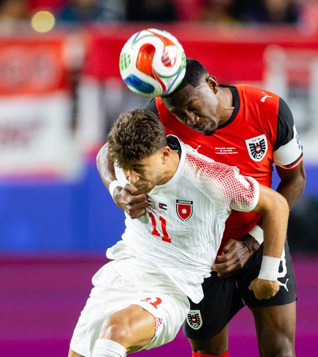 David Alaba (Österreich) ist im Kopfballduell mit Odeh al-Fakhouri (Jordanien).