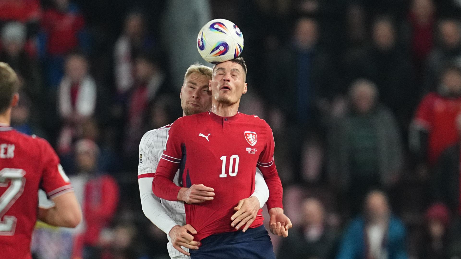 Der Däne Victor Nelsson und der Tscheche Patrik Schick kämpfen am 31.03.2026 in Prag um den Ball.