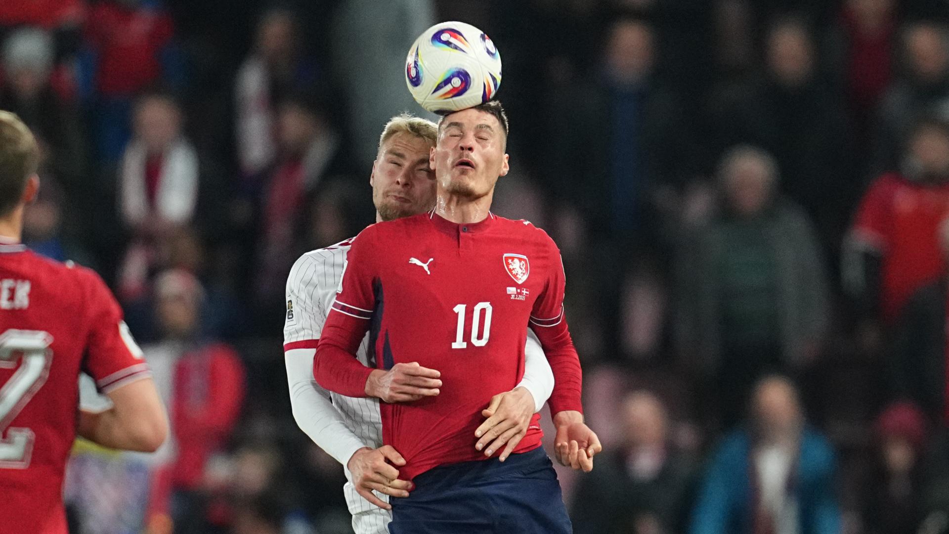 Der Däne Victor Nelsson und der Tscheche Patrik Schick kämpfen am 31.03.2026 in Prag um den Ball.