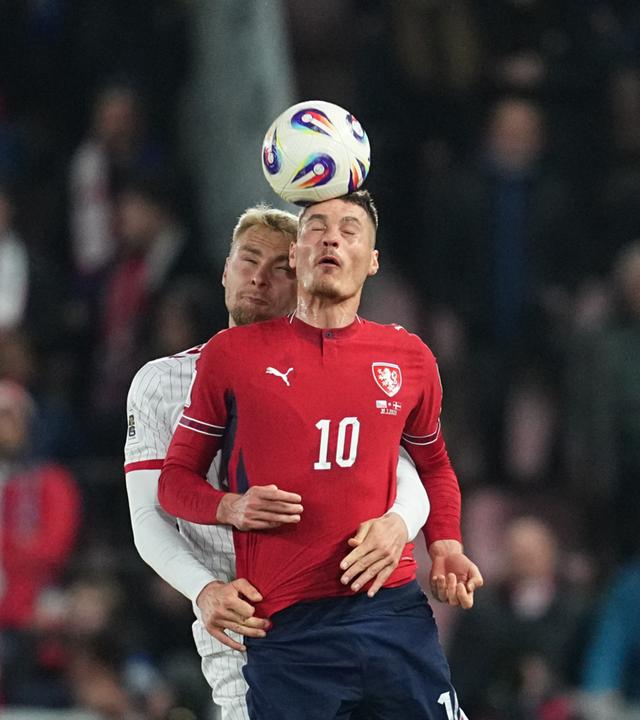 Der Däne Victor Nelsson und der Tscheche Patrik Schick kämpfen am 31.03.2026 in Prag um den Ball.