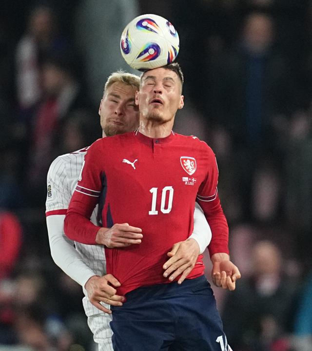 Der Däne Victor Nelsson und der Tscheche Patrik Schick kämpfen am 31.03.2026 in Prag um den Ball.