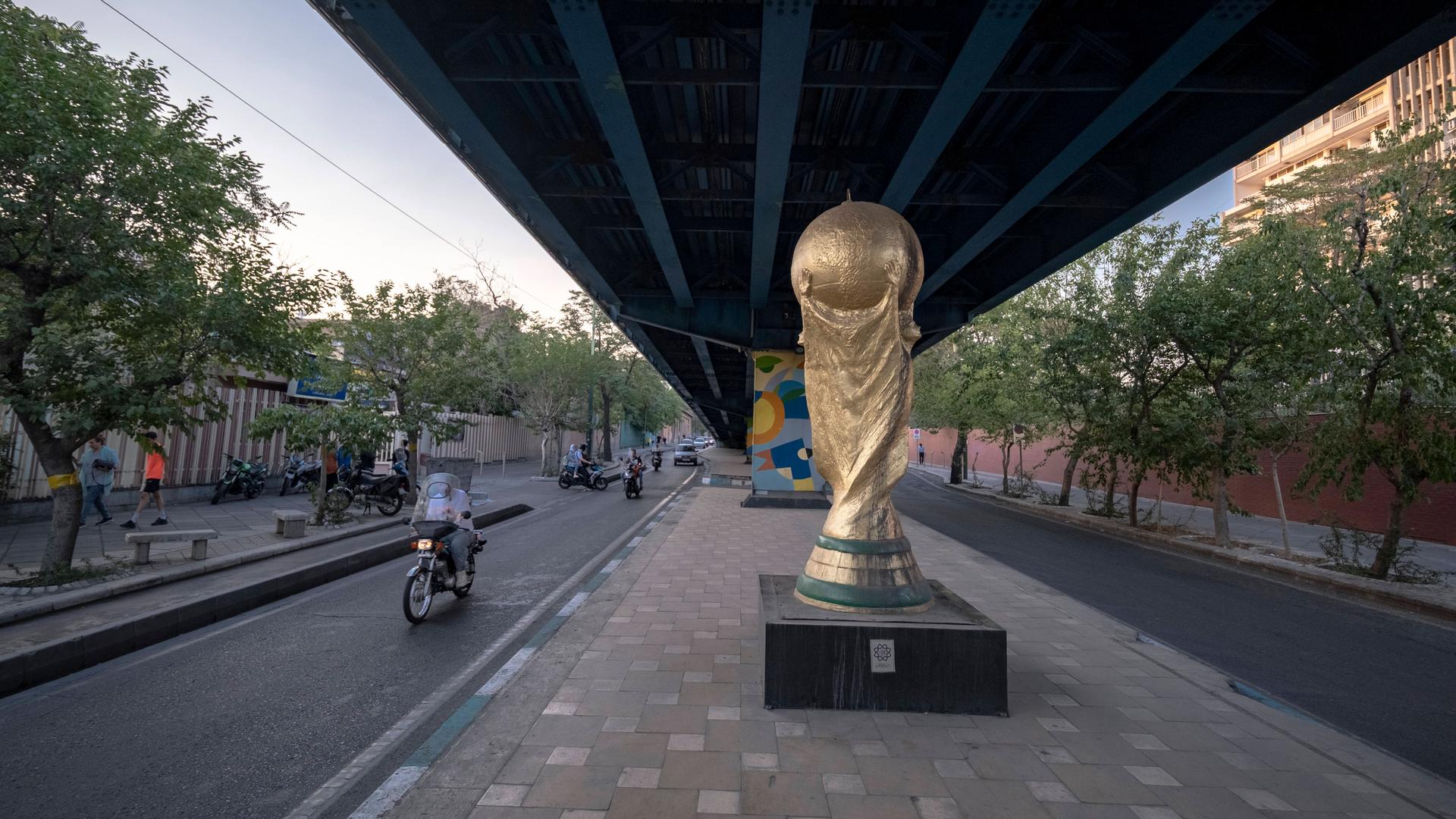 In der iranischen Hauptstadt Teheran steht eine übergroße Version des WM-Pokals zwischen den Straßen