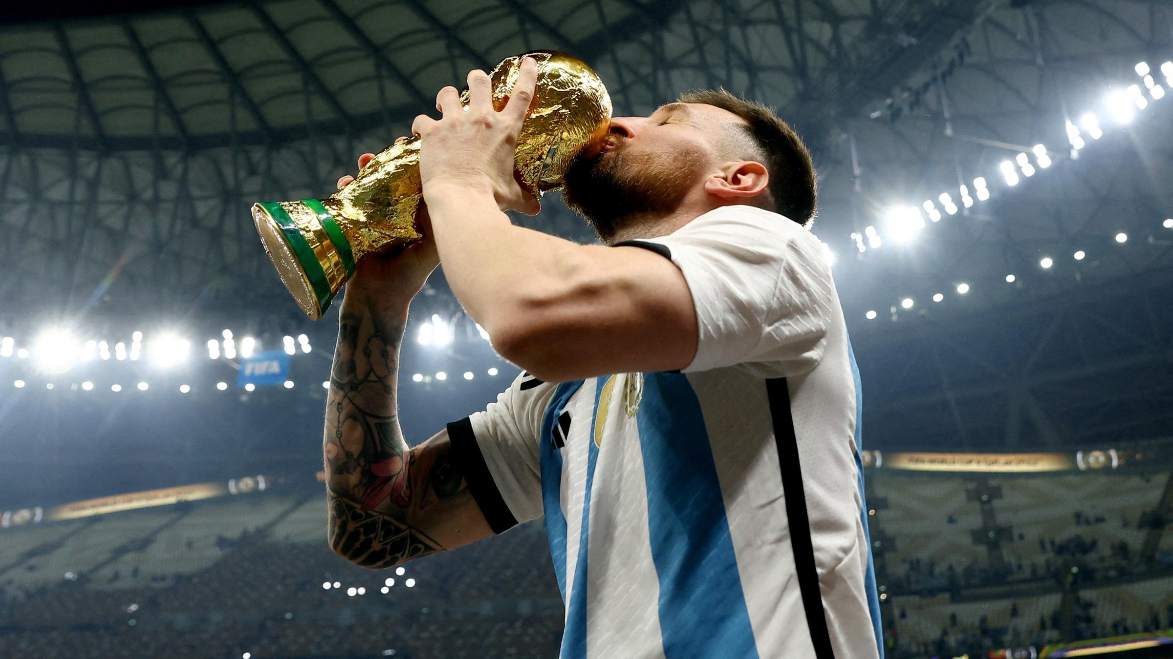 Argentiniens Lionel Messi küsst die Trophäe, während er den Gewinn der Weltmeisterschaft feiert 