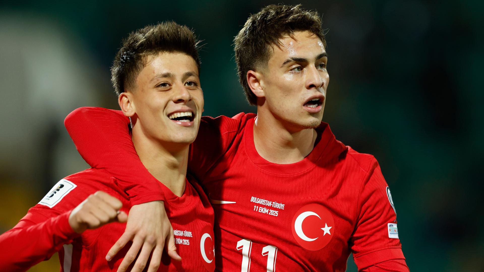 Im WM-Qualifikationsspiel "Bulgarien gegen Türkei" liegen sich Arda Güler und Kenan Yildiz nach einem Treffer der Türkei in den Armen.