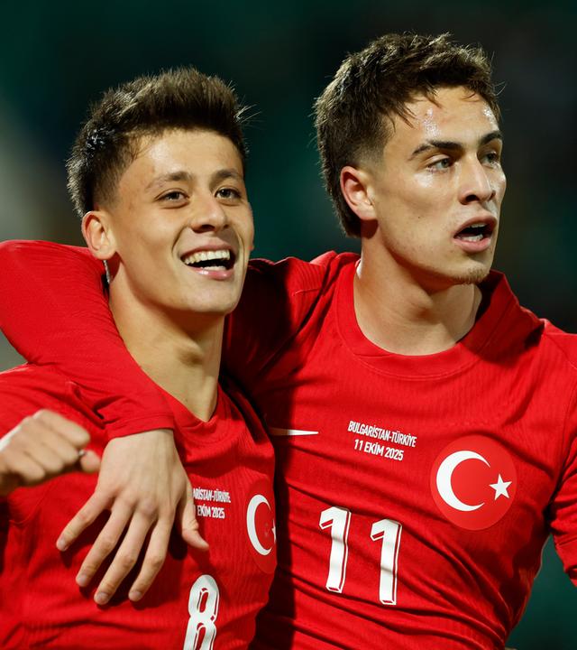 Im WM-Qualifikationsspiel "Bulgarien gegen Türkei" liegen sich Arda Güler und Kenan Yildiz nach einem Treffer der Türkei in den Armen.