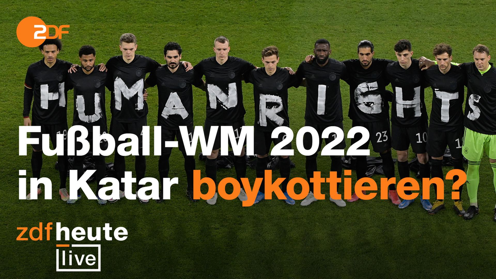 Die Spieler der deutschen Nationalmannschaft stehen zusammen und bilden den Schriftzug "Human Rights"; Schriftzug: Fußball-WM 2022 in Katar boykottieren?. 
