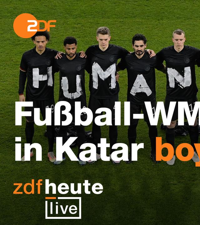 Die Spieler der deutschen Nationalmannschaft stehen zusammen und bilden den Schriftzug "Human Rights"; Schriftzug: Fußball-WM 2022 in Katar boykottieren?. 