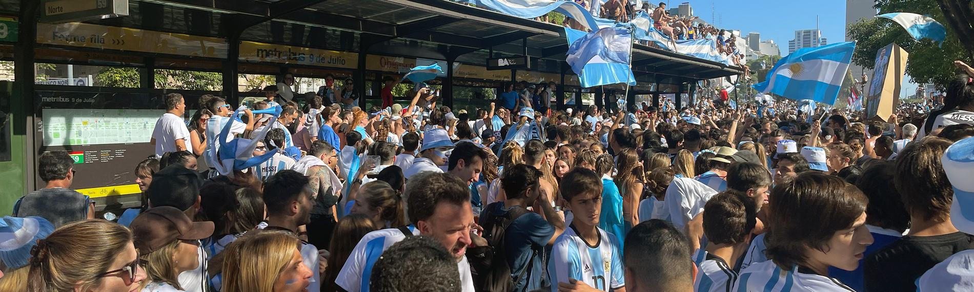Feiernde Menschen in Fußballtrikots in Buenos Aires am 18.12.2022