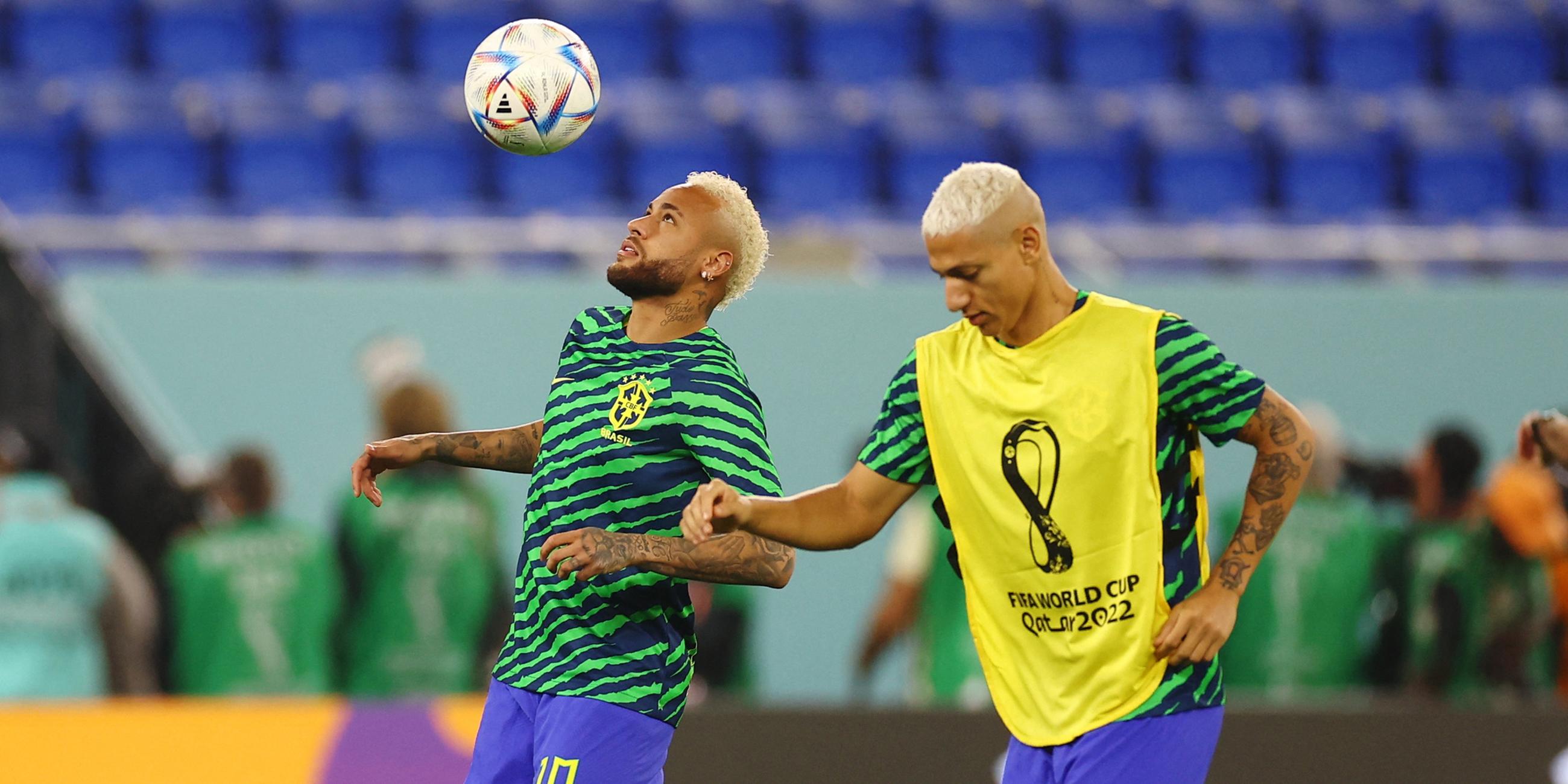 05.06.2022, Doha, Katar: Die brasilianischen Spieler Neymar und Richarlison (v.l.n.r.) beim Aufwärmen vor dem Spiel gegen Südkorea 