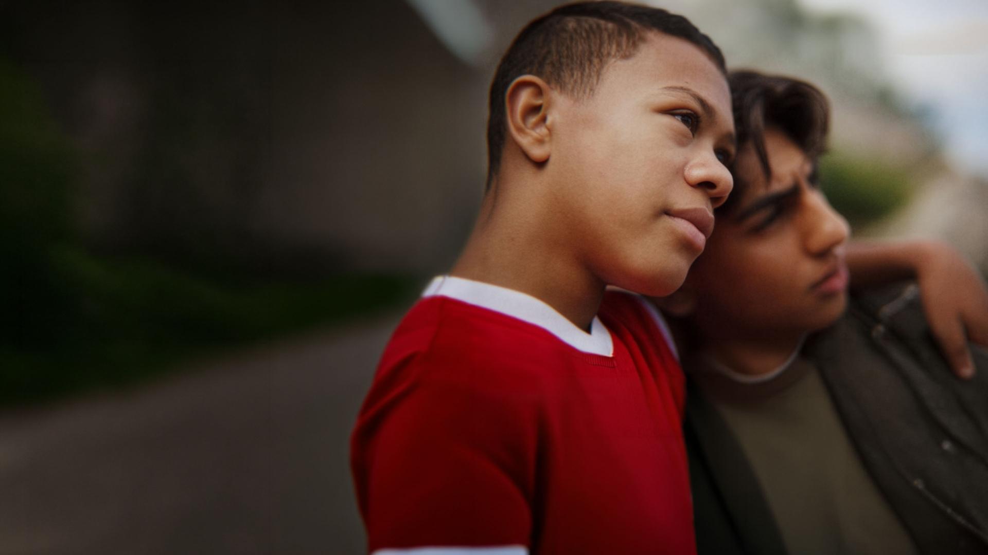 "After Benjamin: Wo bist Du, Benny?": Nahaufnahme: Elias (Sam Ashraf) und Benjamin (Emil Sesay Stenseth) sind eng beisammen, ihre Köpfe berühren sich; sie schauen verträumt zur Seite.