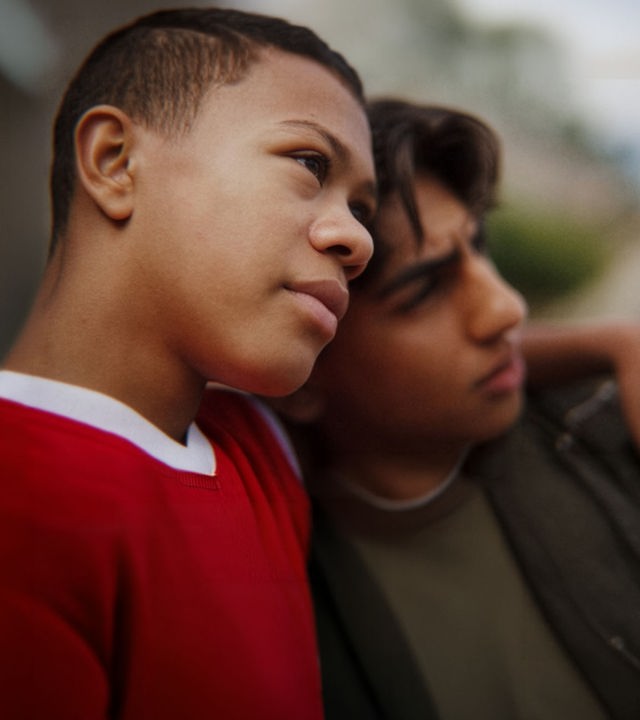 "After Benjamin: Wo bist Du, Benny?": Nahaufnahme: Elias (Sam Ashraf) und Benjamin (Emil Sesay Stenseth) sind eng beisammen, ihre Köpfe berühren sich; sie schauen verträumt zur Seite.