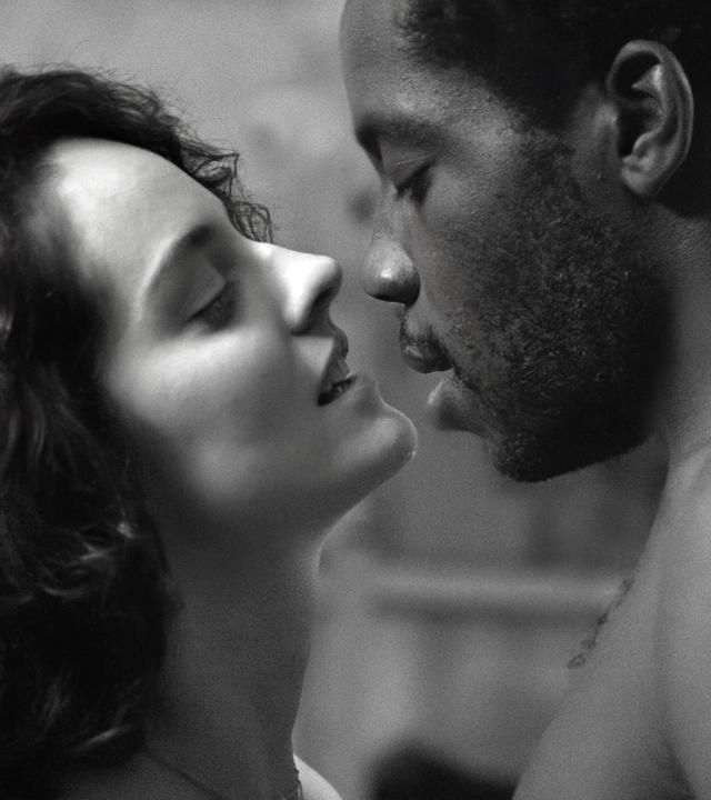 Nora (Noémie Merlant) und Camille (Makita Samba) stehen sich mit nackten Oberkörpern im Profil gegenüber.