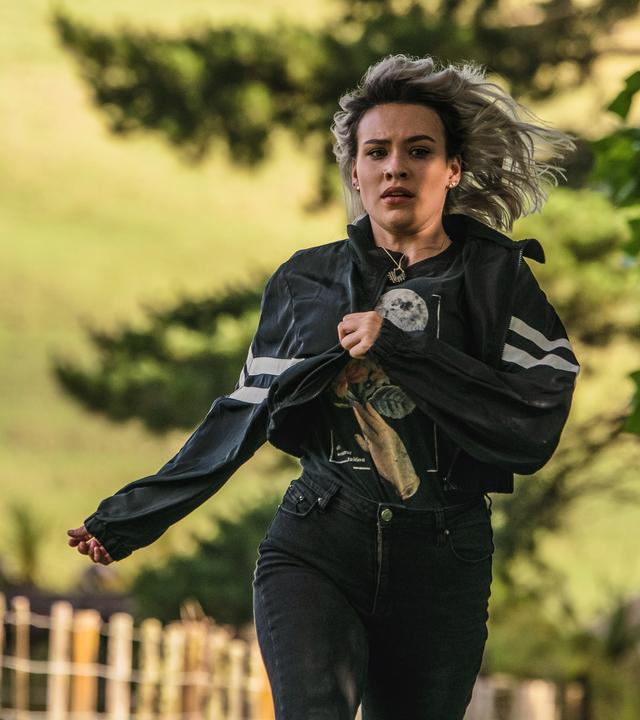 Issie rennt über eine Wiese.