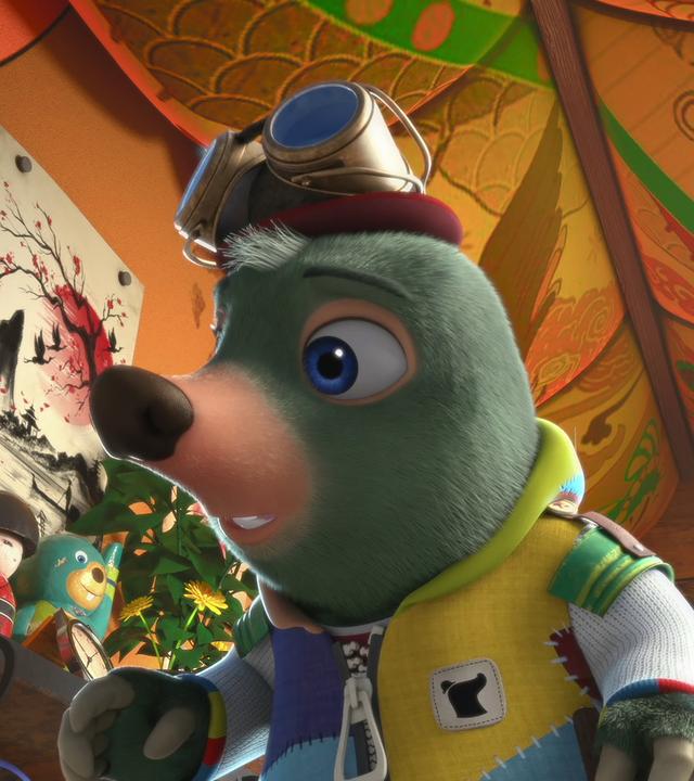 In einem großen Raum mit vielen bunten Requisiten sucht Maulwurf Moley nach dem verschwundenen Chamäleon Lizzy. Von ihm unbemerkt, befindet sich das Tier an der Decke über ihm.