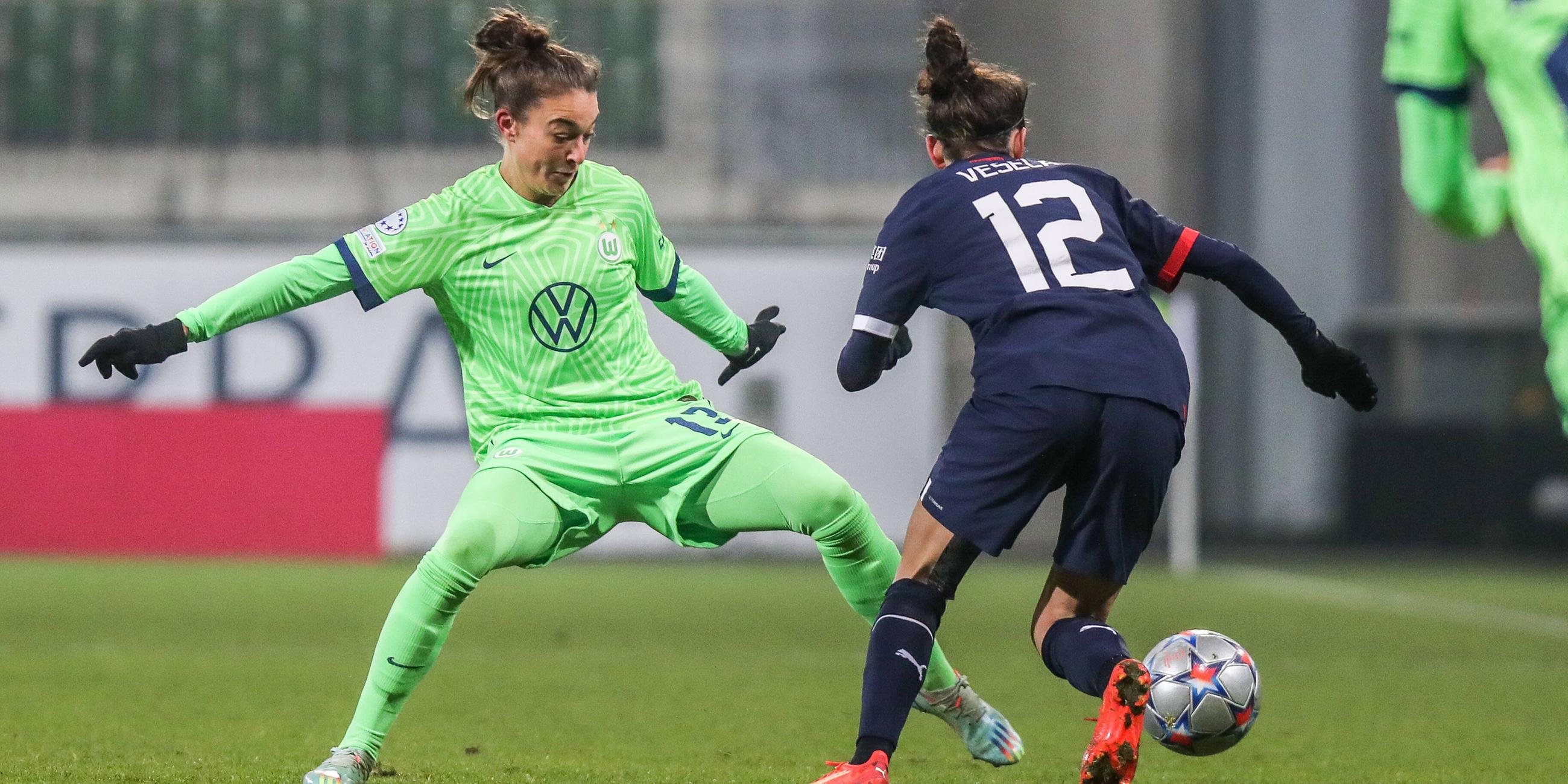 Champions League, VfL Wolfsburg - Slavia Prag: Kristin Demann (VfL Wolfsburg, links) im Zweikampf mit Denisa Vesela