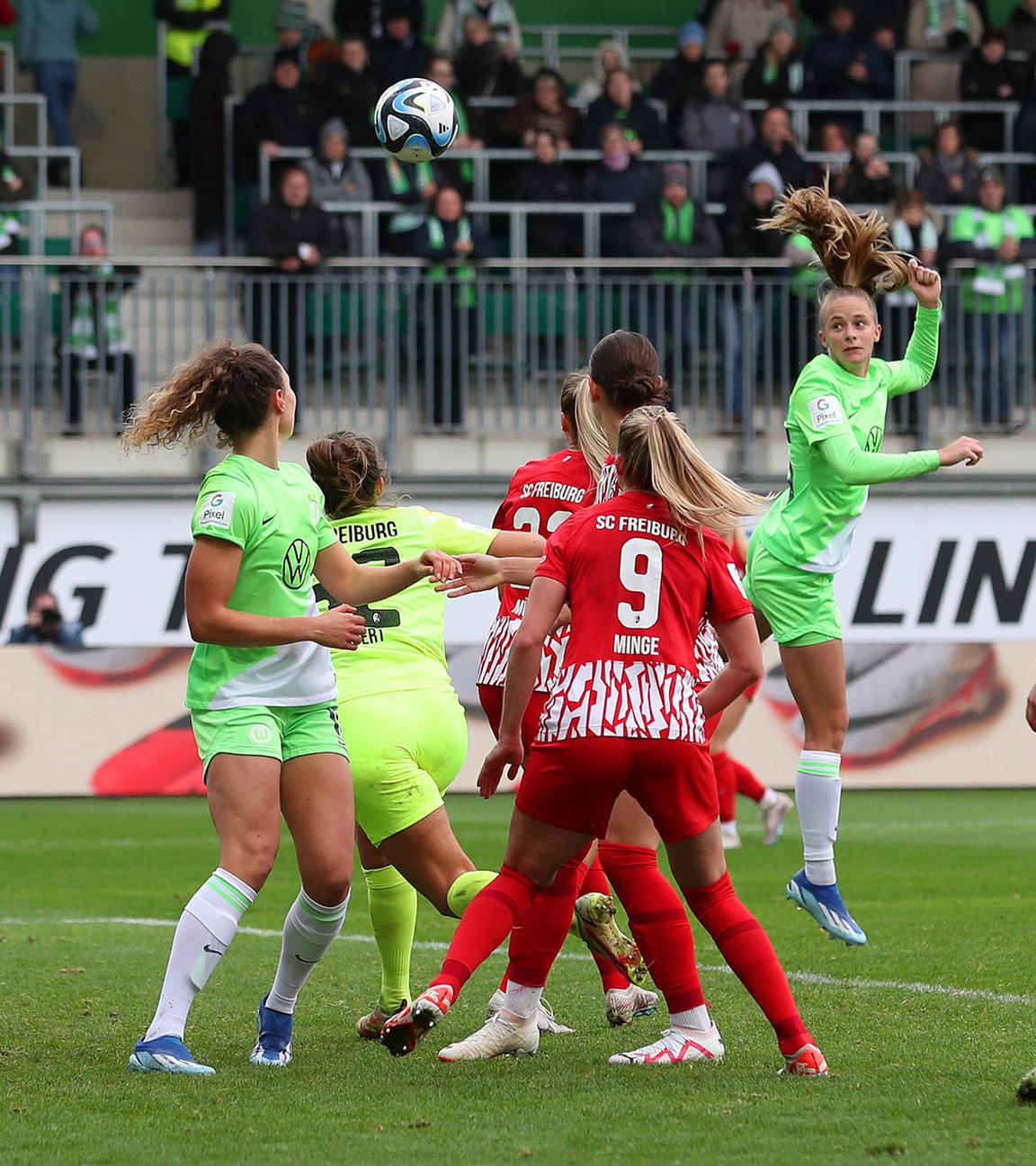 VfL Wolfsburg - Freiburg, Bundesliga Frauen am 12.11.2023: Vivien Endemann (VfL Wolfsburg) köpft das Tor zum 2:0