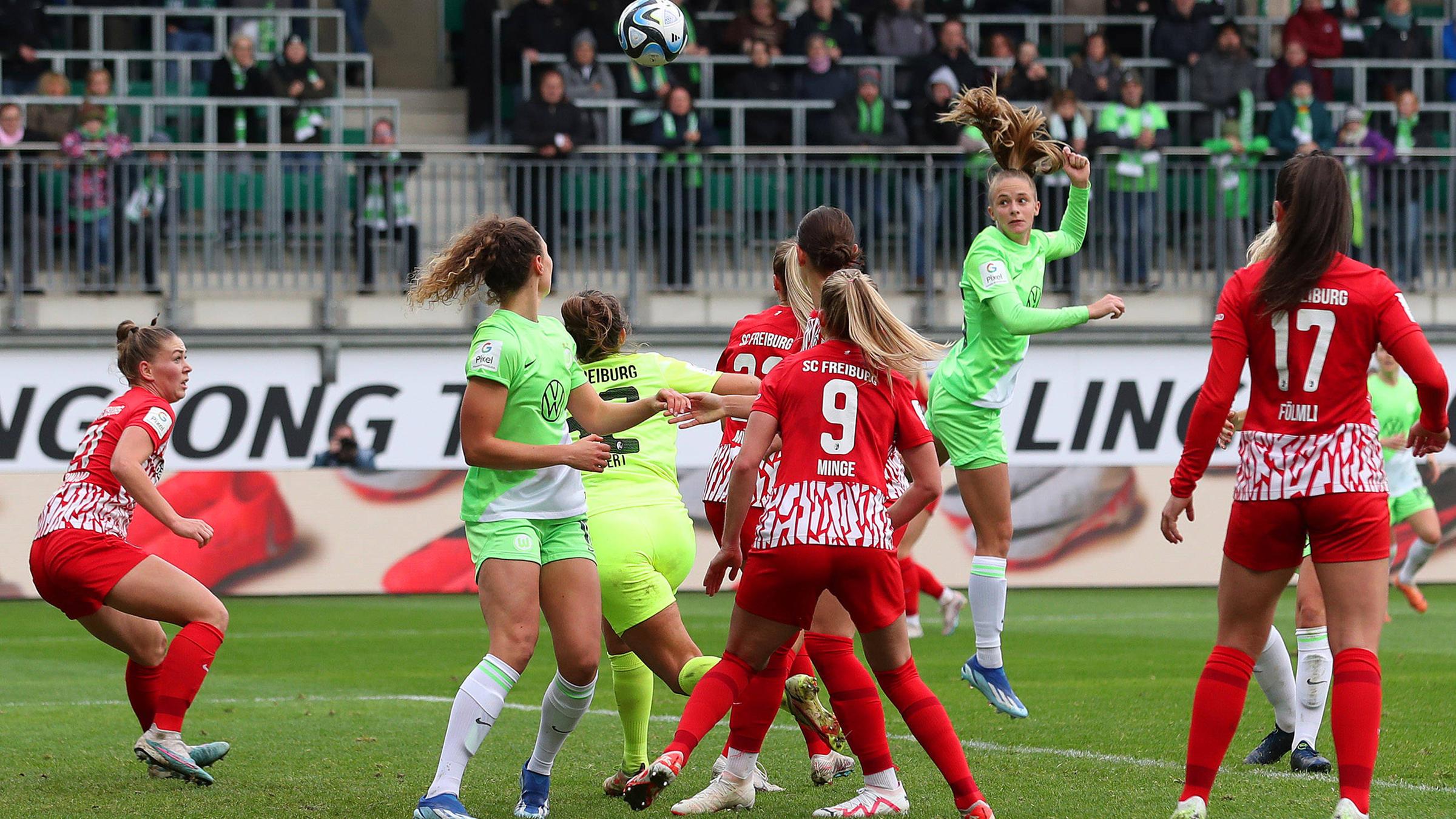 VfL Wolfsburg - Freiburg, Bundesliga Frauen am 12.11.2023: Vivien Endemann (VfL Wolfsburg) köpft das Tor zum 2:0