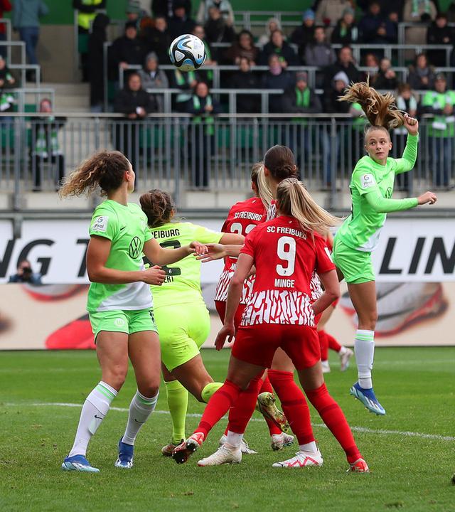 VfL Wolfsburg - Freiburg, Bundesliga Frauen am 12.11.2023: Vivien Endemann (VfL Wolfsburg) köpft das Tor zum 2:0