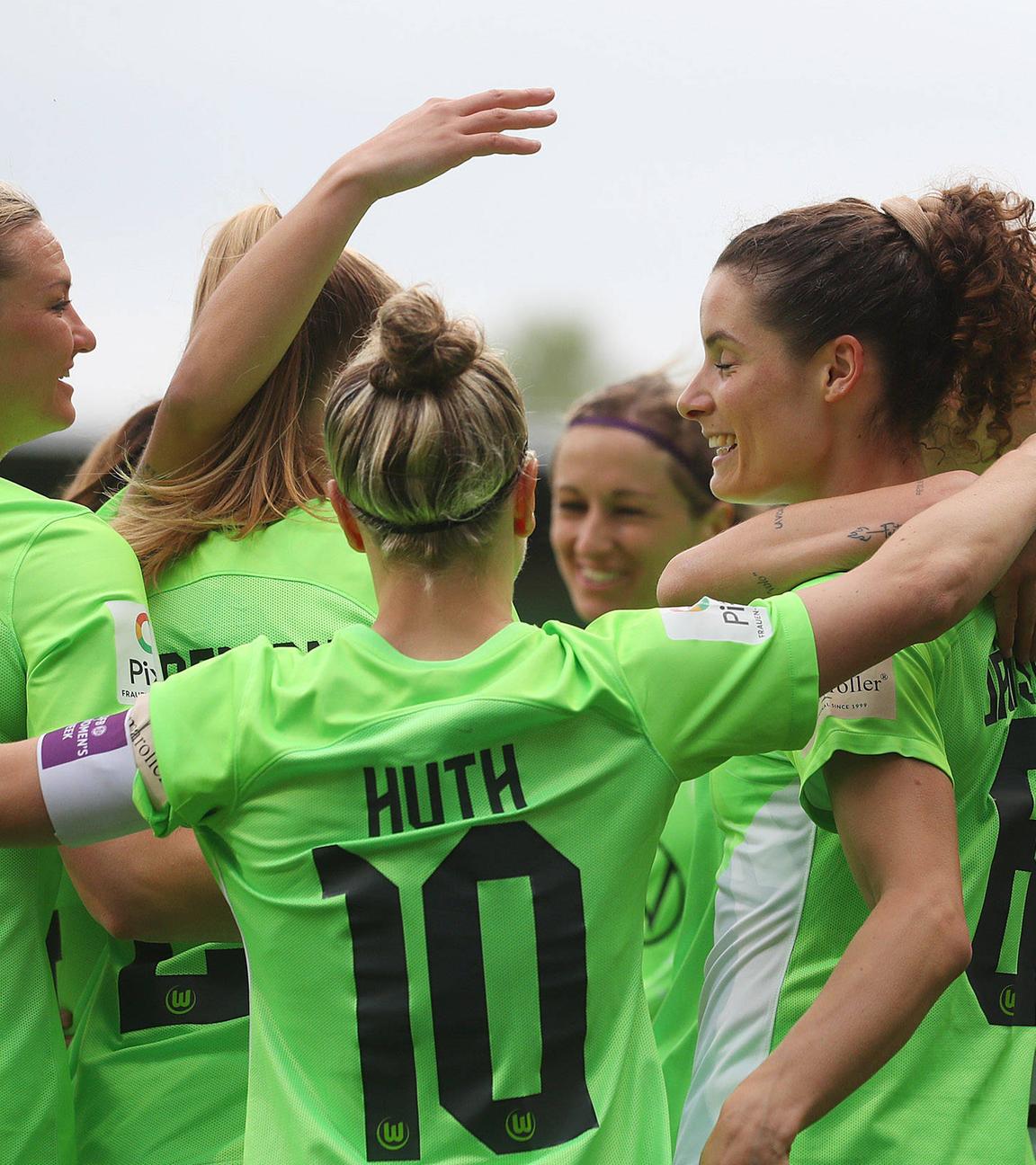 Frauen-Bundesliga, VfL Wolfsburg - 1. FC Köln, Saison 2023/24: Dominique Janssen (VfL Wolfsburg) jubelt mit der Mannschaft nach ihrem Kopfballtor zum 1:0.