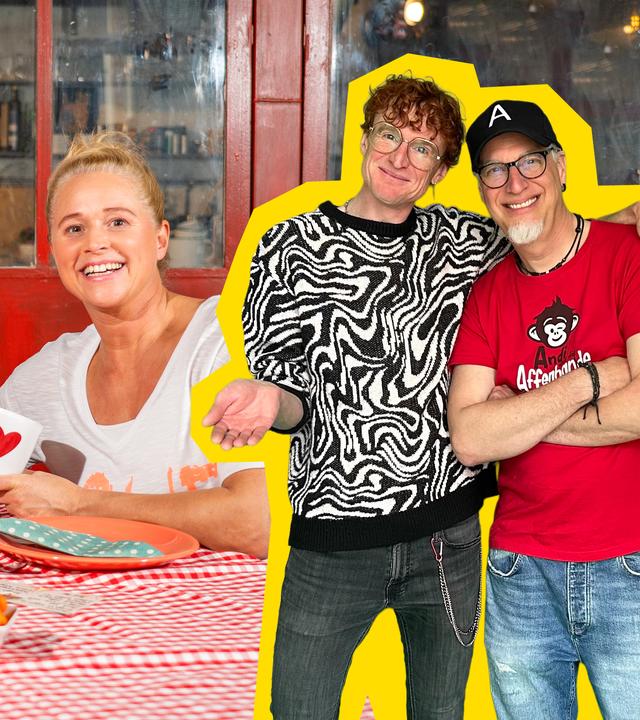 Singding (l.) und Singa (r.) sitzen am gedeckten Frühstückstisch. Im rechten Bildrand stehen Tommie von OK Tilda und Andi von Andi und die Affenbande.