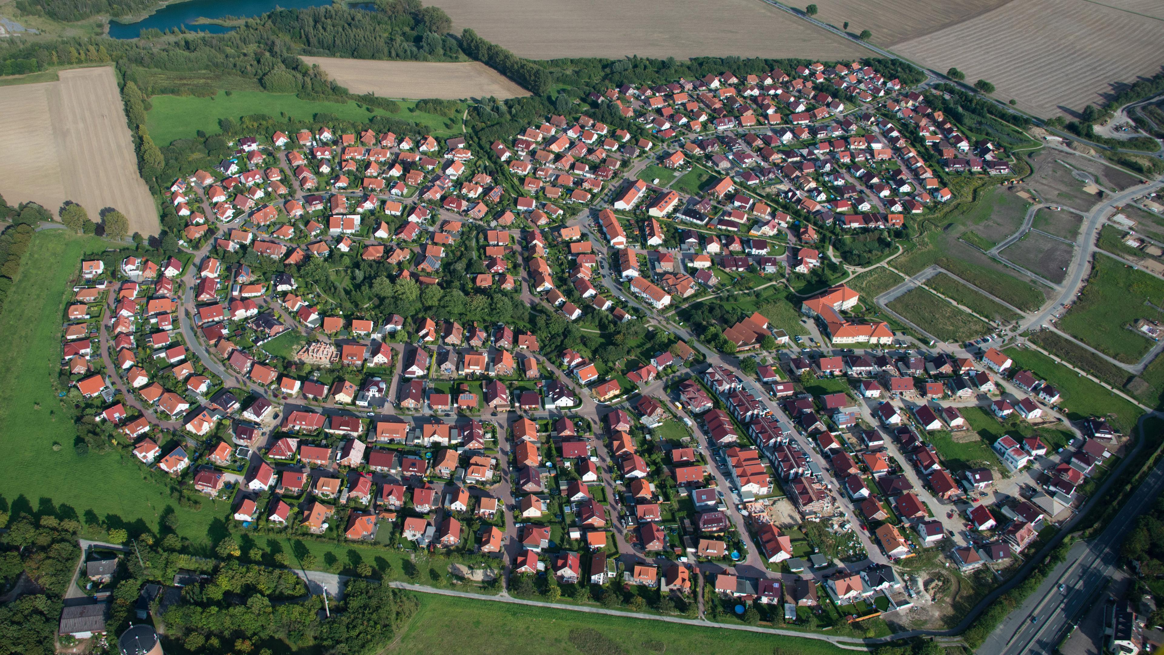 Niedersachsen, Sarstedt: Ein Wohngebiet mit Einfamilienhäusern aus der Luft aufgenommen. Archivbild