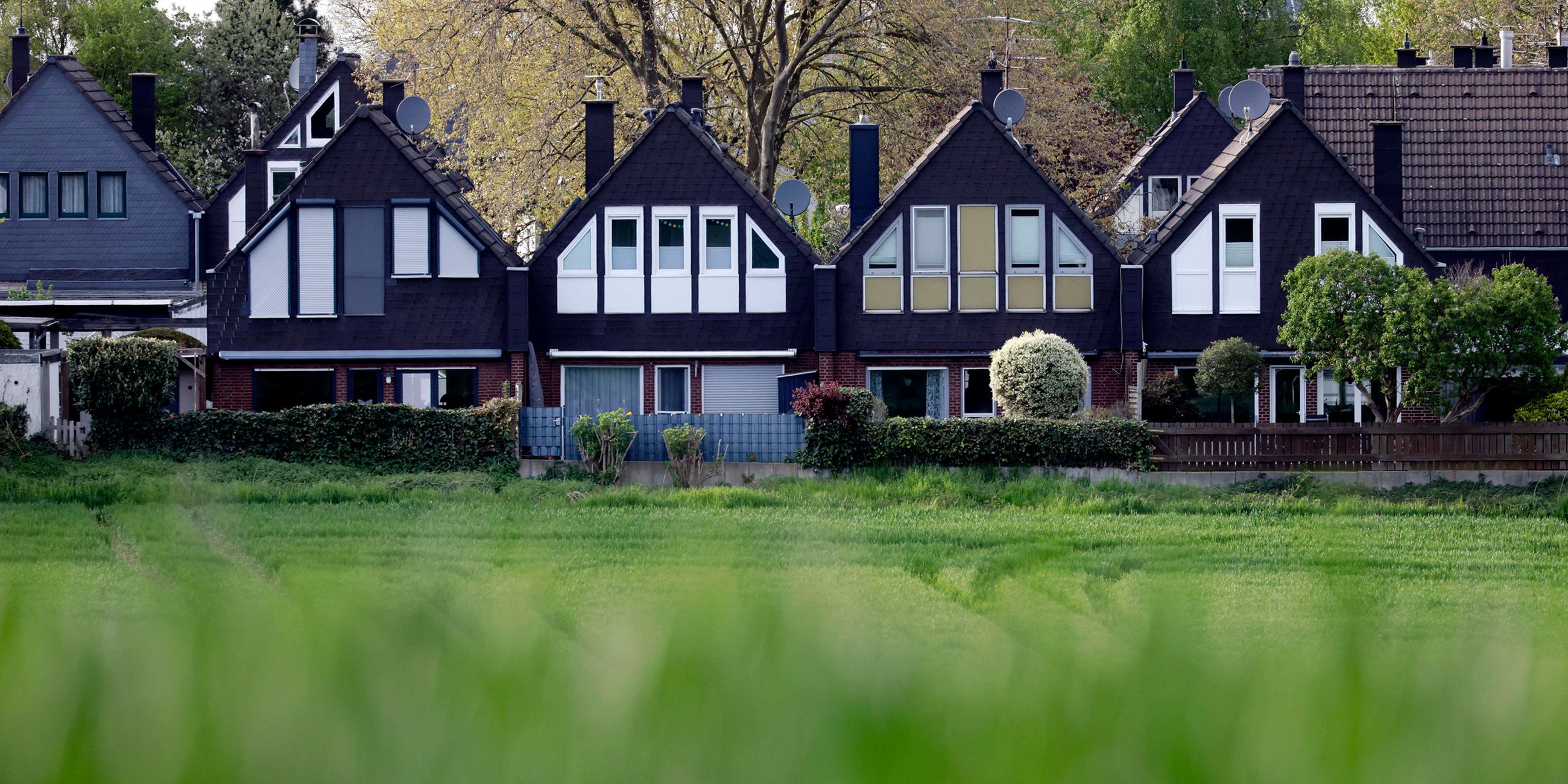 Typical: Einfamilienhäuser und Reihenhäuser stehen an einem Feldrand bei Frechen.