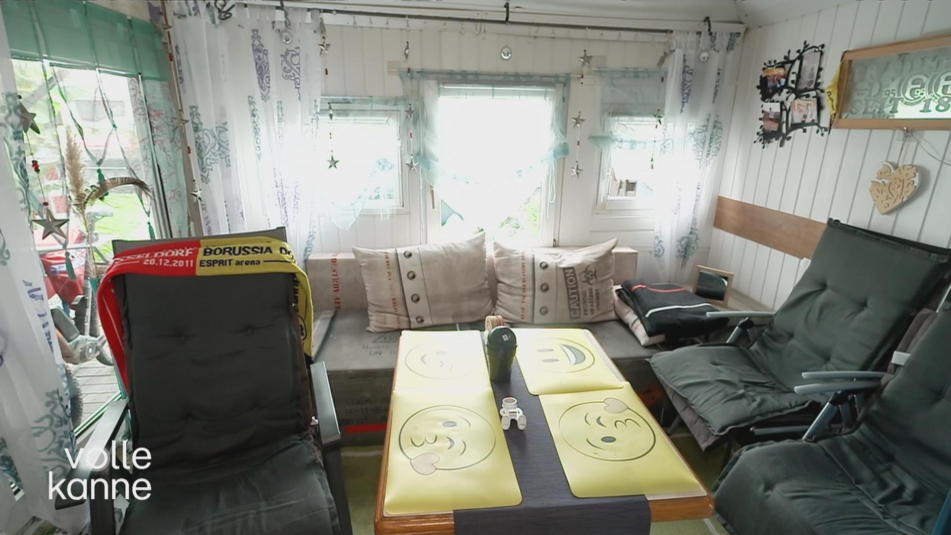 Kleiner Raum mit Borussia Dortmund Fanschal und Smileys auf dem Tisch