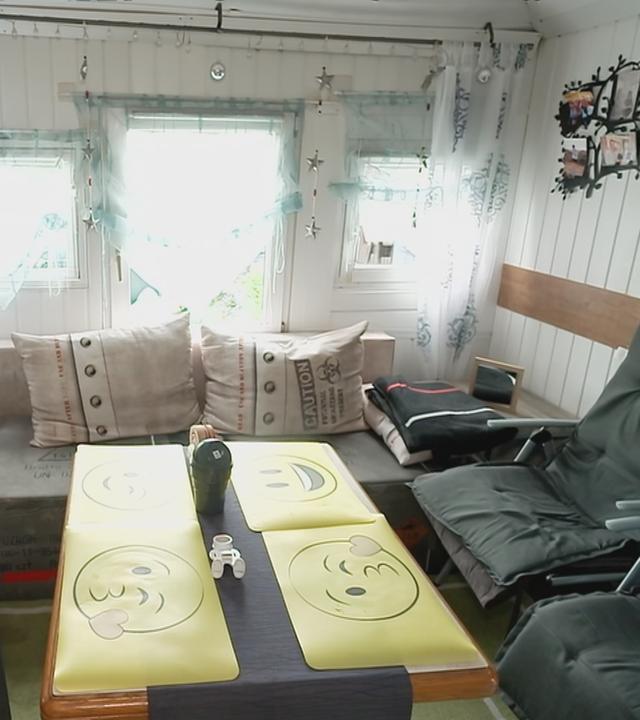 Kleiner Raum mit Borussia Dortmund Fanschal und Smileys auf dem Tisch