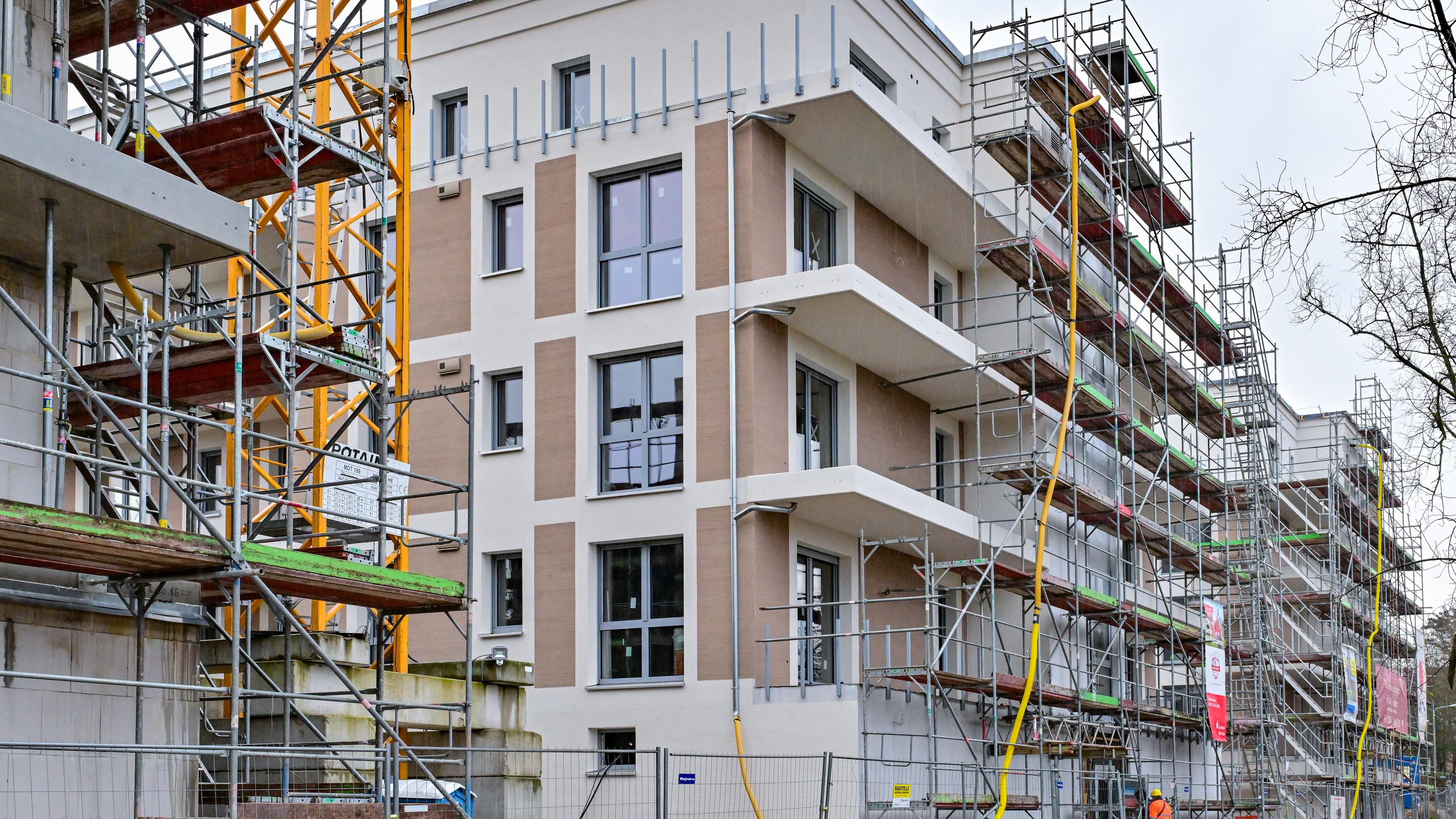 Brandenburg, Frankfurt (Oder): Eine Baustelle mit neuen Wohnungen in neu gebauten Mehrfamilienhäusern. Der Abruf staatlicher Zuschüsse zu Bausparverträgen hat ein Rekordniveau erreicht