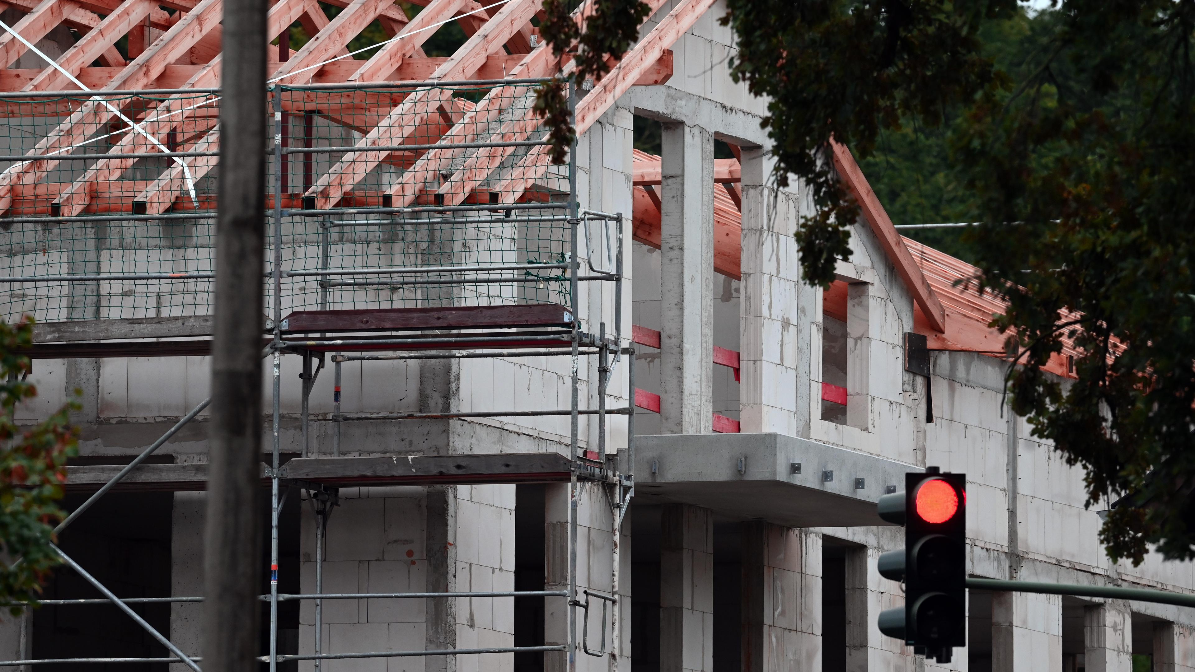 Ein Baugerüst steht im Potsdamer Ortsteil Bornim an dem Rohbau eines Mehrfamilienhauses.