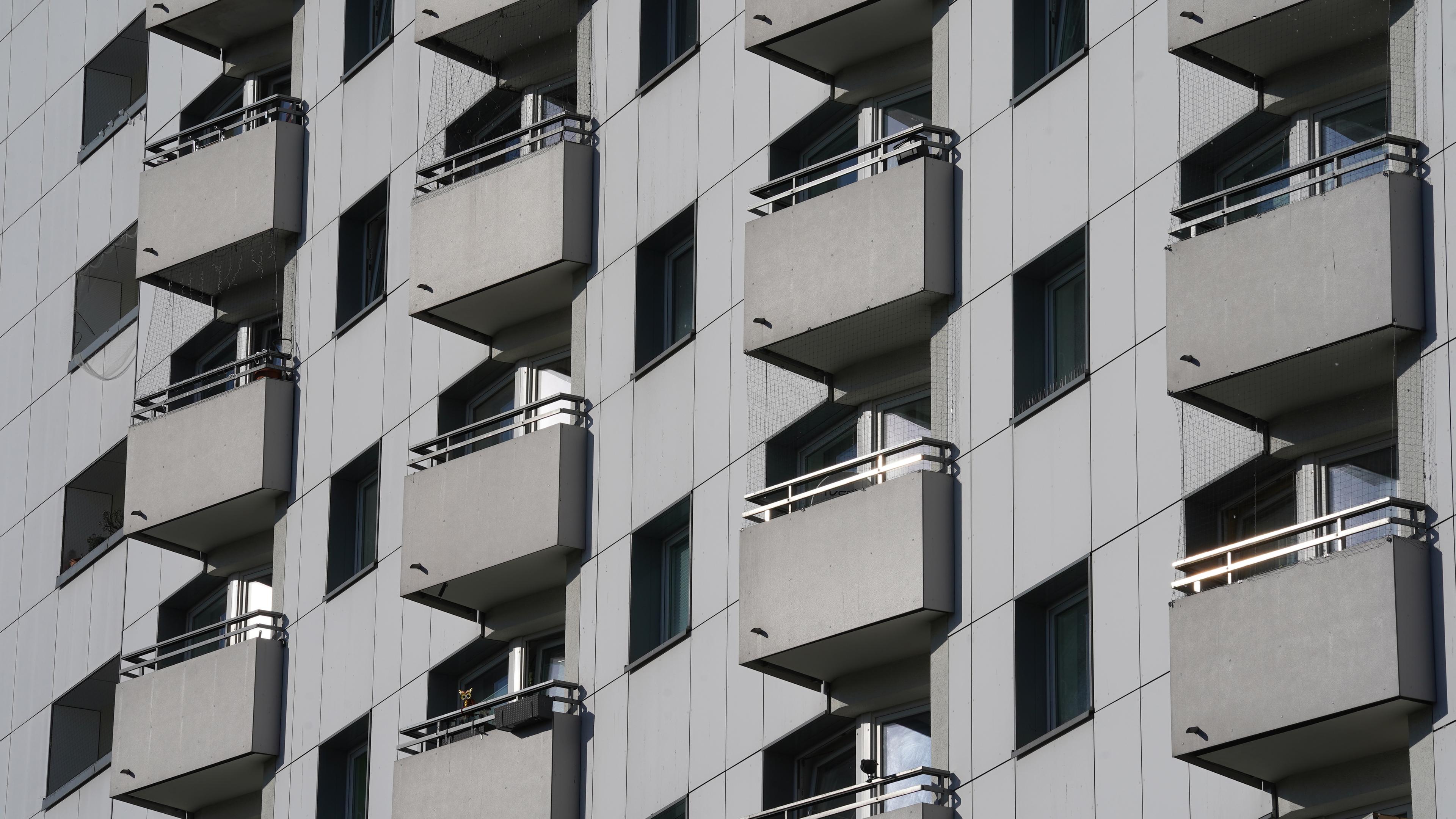 Balkone an einem grauen Mehrfamilienhaus