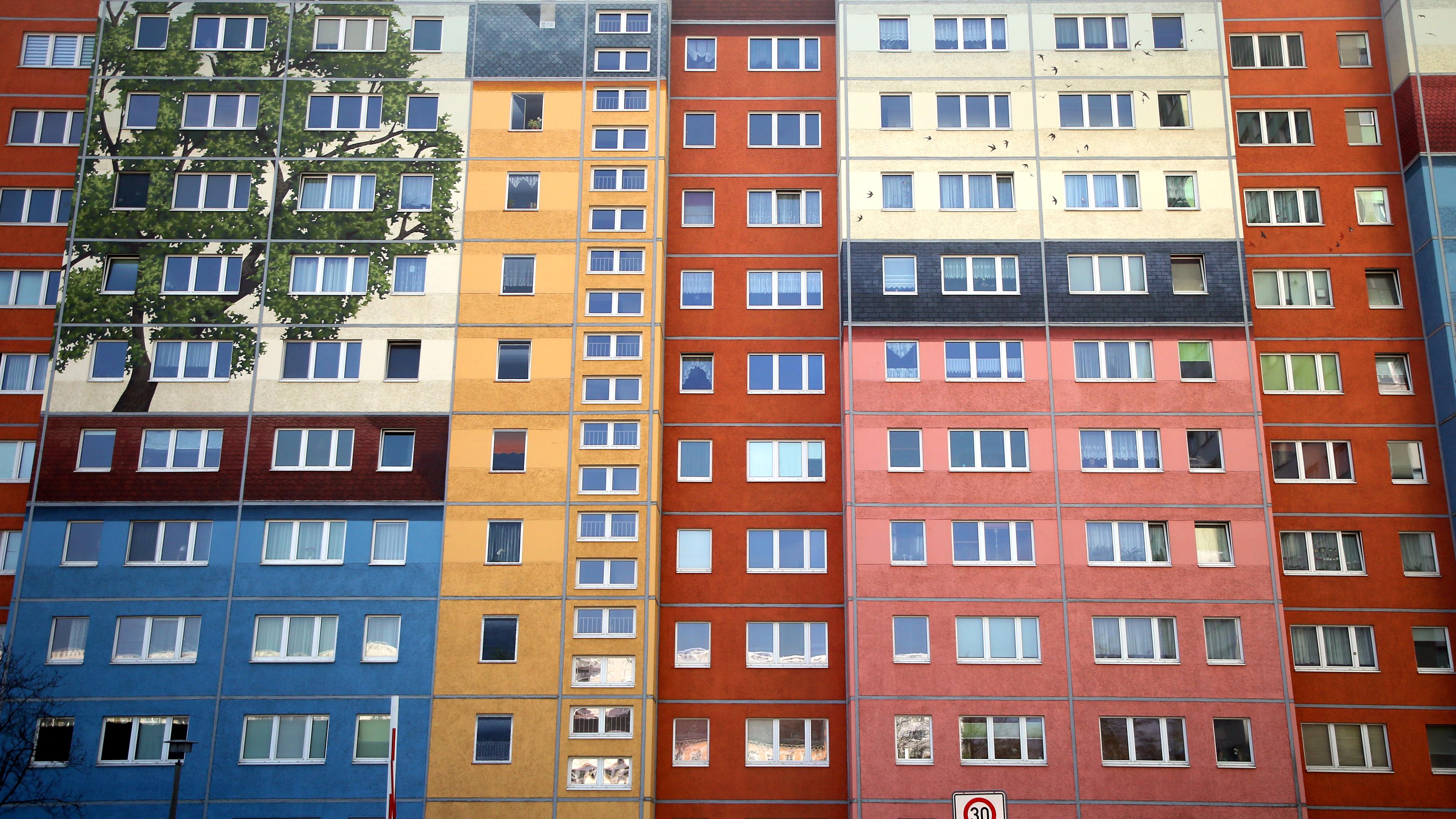 Farblich gestaltete Plattenbauten an der Frankfurter Allee im Bezirk Friedrichshain. 