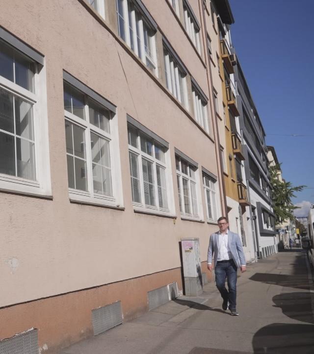 Hauswand mit der Hausnummer 7 zu sehen etwas heruntergekommen