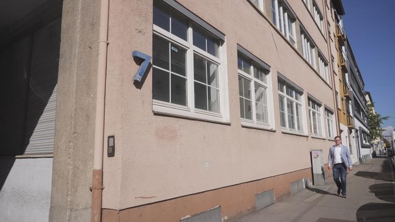 Hauswand mit der Hausnummer 7 zu sehen etwas heruntergekommen