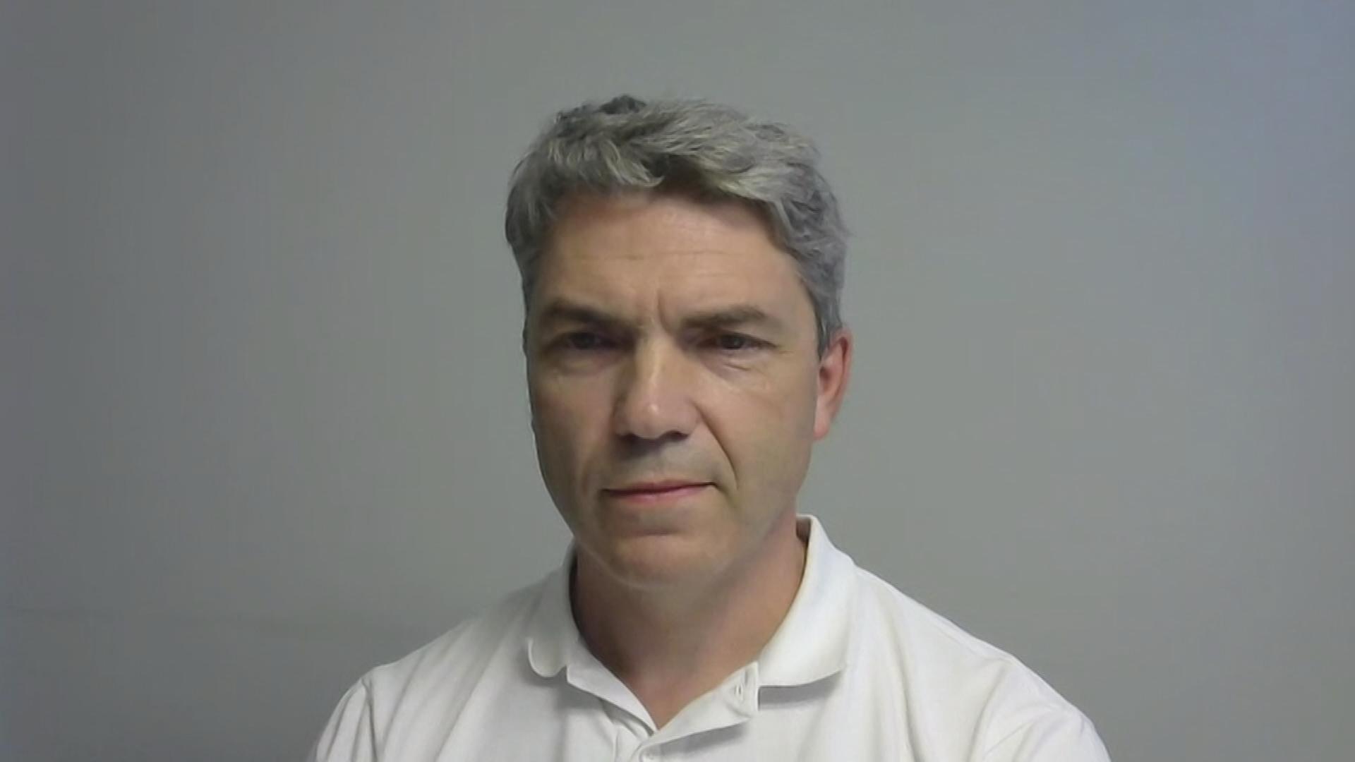 Konstantin Kholodilin vom Deutschen Institut für Wirtschaftsforschung. Er trägt ein weißes Hemd. Sein Hintergrund ist eine weiß/graue Wand.