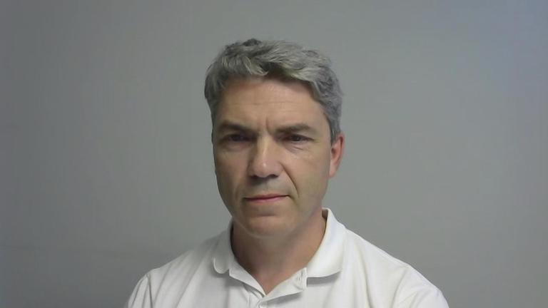 Konstantin Kholodilin vom Deutschen Institut für Wirtschaftsforschung. Er trägt ein weißes Hemd. Sein Hintergrund ist eine weiß/graue Wand.