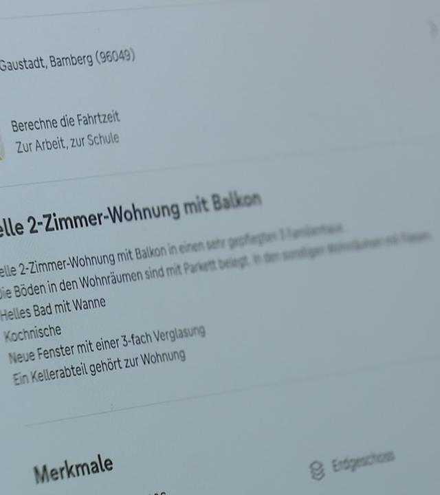 Wohnungssuche: Auf einem PC sieht man eine Wohnungsanzeige "Helle 2-Zimmer-Wohnung mit Balkon"